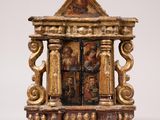 statue de la Vierge à l'Enfant dans un retable en bois