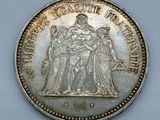 une vieille pièce d'argent sur laquelle sont représentés une femme et un homme