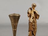 deux vases en or posés l'un à côté de l'autre sur une table