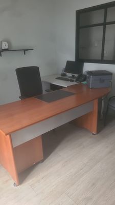 un bureau sur lequel se trouvent un ordinateur portable et une imprimante