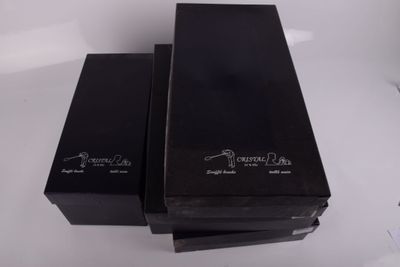 Deux boîtes noires sont empilées l'une sur l'autre sur une table.