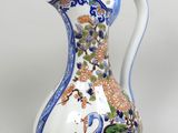 une image représentant un vase bleu et blanc orné de fleurs