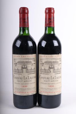 deux bouteilles de vin rouge posées l'une à côté de l'autre sur une table