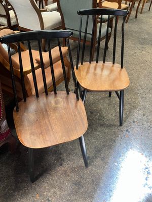 le nombre de chaises alignées dans une pièce