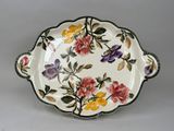 une image représentant une assiette sur laquelle sont peintes des fleurs