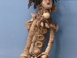une sculpture représentant une femme avec un panier sur la tête