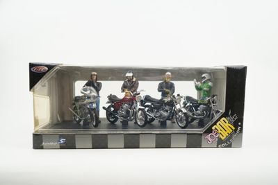 cinq figurines représentant des personnes à moto, dans une boîte