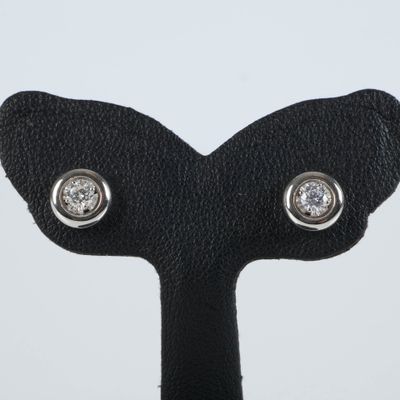 Paire de boutons d'oreilles en or gris, chacun serti d'un di…