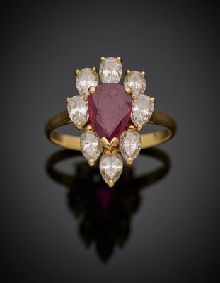 une bague à rubis et diamants