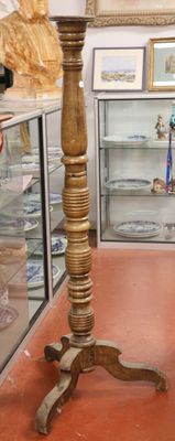 une table en bois sur laquelle se trouve un vase, dans une pièce