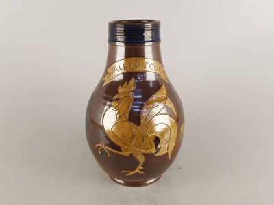 un vase marron orné d'une image d'oiseau