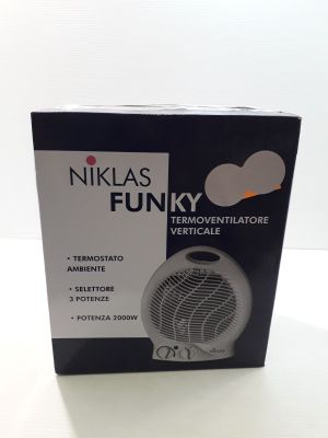 emballage d'une boîte contenant un ventilateur, posé sur une surface blanche