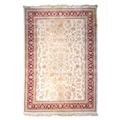 un tapis blanc avec une bordure rouge sur fond blanc