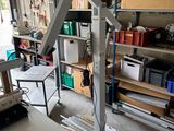 une machine qui se trouve à l'intérieur d'un garage