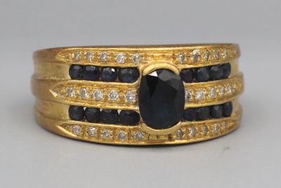 Bague en or ornée d’un saphir épaulé de saphirs et de brillants. P 7,9 - Photo 1