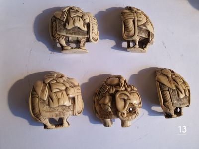 JAPON Un ensemble de cinq netsuke en ivoire ancien Représent…