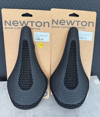deux nouvelles housses de selle de vélo Newton dans leur emballage