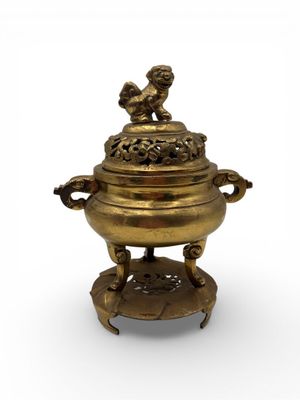 ASIE. Brûle-parfum tripode en bronze doré terminé en trompe …