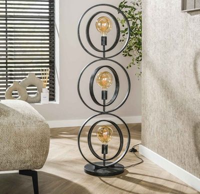 une photo d'un salon avec une lampe et un fauteuil