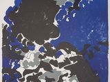 une image représentant un tableau bleu et noir avec des nuages en arrière-plan