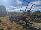un tracteur qui est garé dans l'herbe près d'un champ