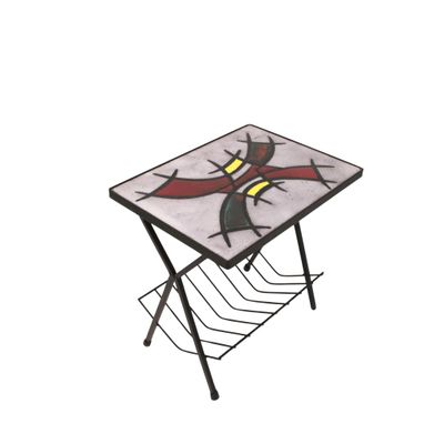 une image représentant une petite table ornée d'un motif d'oiseau