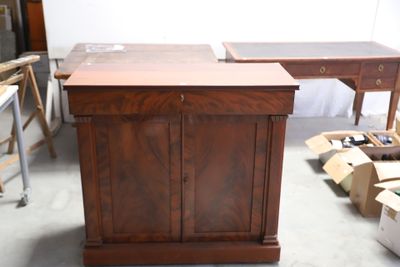 une photo d'un bureau dans une pièce où se trouvent de nombreuses boîtes