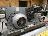 une machine qui se trouve à l'intérieur d'un bâtiment