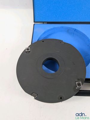 une boîte bleue surmontée d'un disque noir
