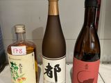 trois bouteilles de vin posées côte à côte sur une étagère