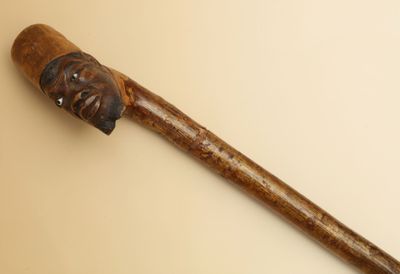 CANNE monoxyle en bois Pommeau sculpté d'une tête de tiraill… - Photo 1