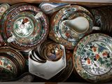une boîte remplie d'assiettes et de bols en porcelaine
