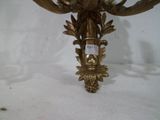 un bougeoir doré sur une table avec une étiquette dessus