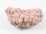 un gros plan sur un morceau de viande posé sur une surface blanche