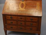 un bureau en bois avec des tiroirs et des tiroirs sur le dessus