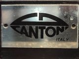 une image montrant un gros plan d'une plaque métallique sur laquelle figure un logo