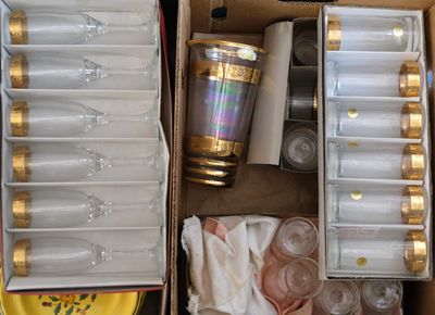 une boîte remplie de bouteilles vides et de verres vides