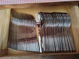 beaucoup de fourchettes et de cuillères dans une boîte en bois