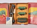trois petits trains dans une boîte posée sur une table