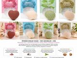 différents types d'éponges de bain dans un sac posé sur une table