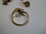 une bague en or sertie d'une pierre bleue et une bague en or sertie d'une pierre bleue
