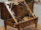 une boîte en bois posée sur une table dans une pièce