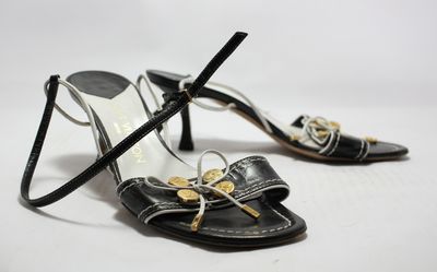 LOUIS VUITTON, mules à sangles en en cuir , taille 37 1/2