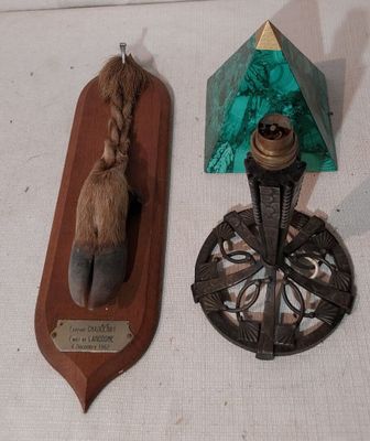 deux objets exposés sur une table