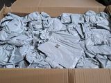 une boîte en carton remplie de papier d'aluminium posée sur une table