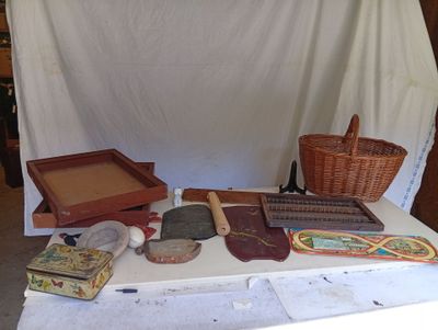 une table sur laquelle se trouvent un panier, un panier, une boîte, un panier et d'autres objets