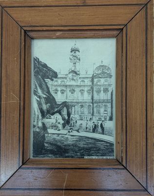 une photo d'une photo représentant un cheval devant un bâtiment