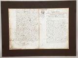 un vieux document sur lequel figurent des inscriptions est accroché au mur