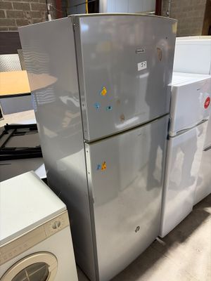 un réfrigérateur et une machine à laver dans une pièce