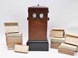 plusieurs boîtes de savon et une horloge posée sur la table